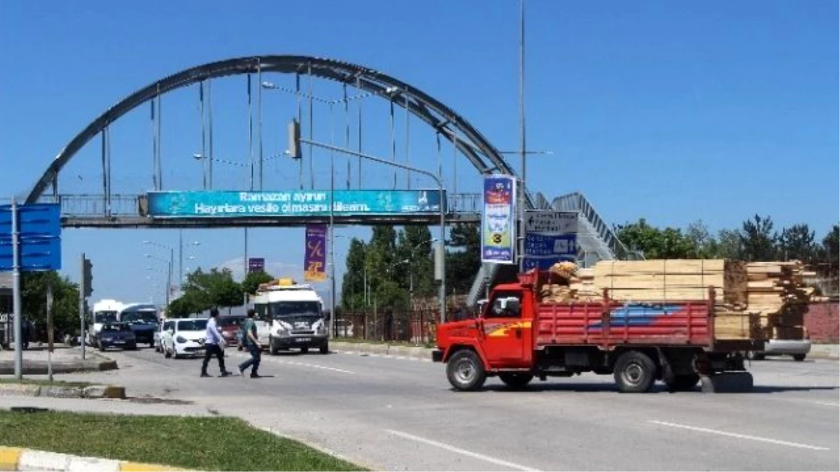 Ölümlü Kazaların Meydana Geldiği Kavşaktaki Üst Geçit Kullanılmıyor