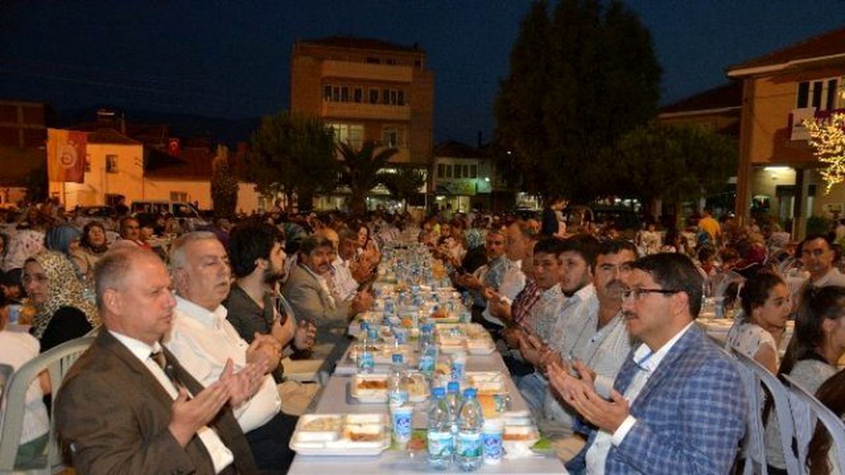 Şehzadeler\'den Karaağaçlı\'da İftar Sofrası