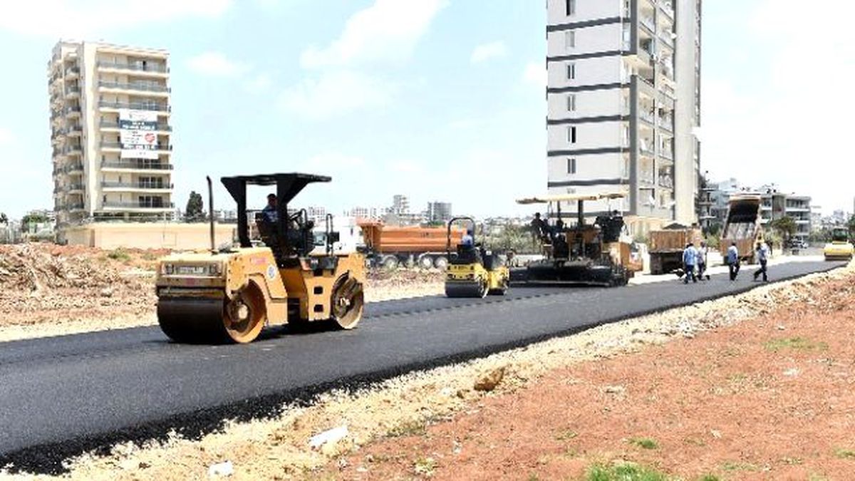 Seyhan\'da Günde Bin 100 Ton Asfalt Üretilip Yol Yapılıyor