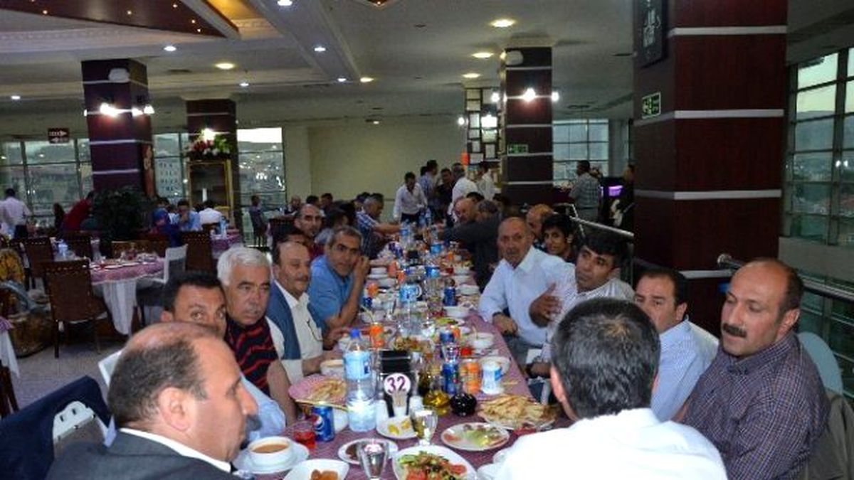 Tatvan Belediyesinden, İlçe Muhtarlarına İftar Yemeği