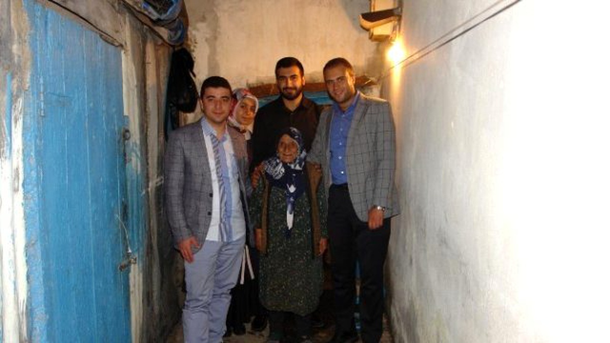 Yakutiye Gençlik Meclisi İftar İçin Saime Nineye Gittiler