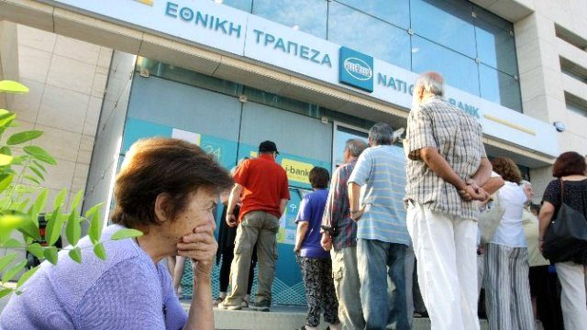Yunanistan\'da Bankalar Emekliler İçin Yeniden Açıldı