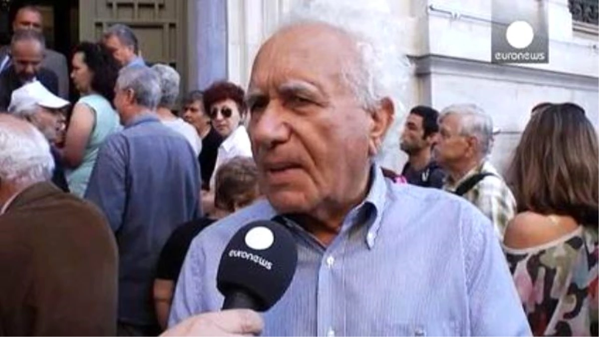 Yunanistan\'da Emekli Maaşları Bankaya Yattı Fakat Çekmek Yasak
