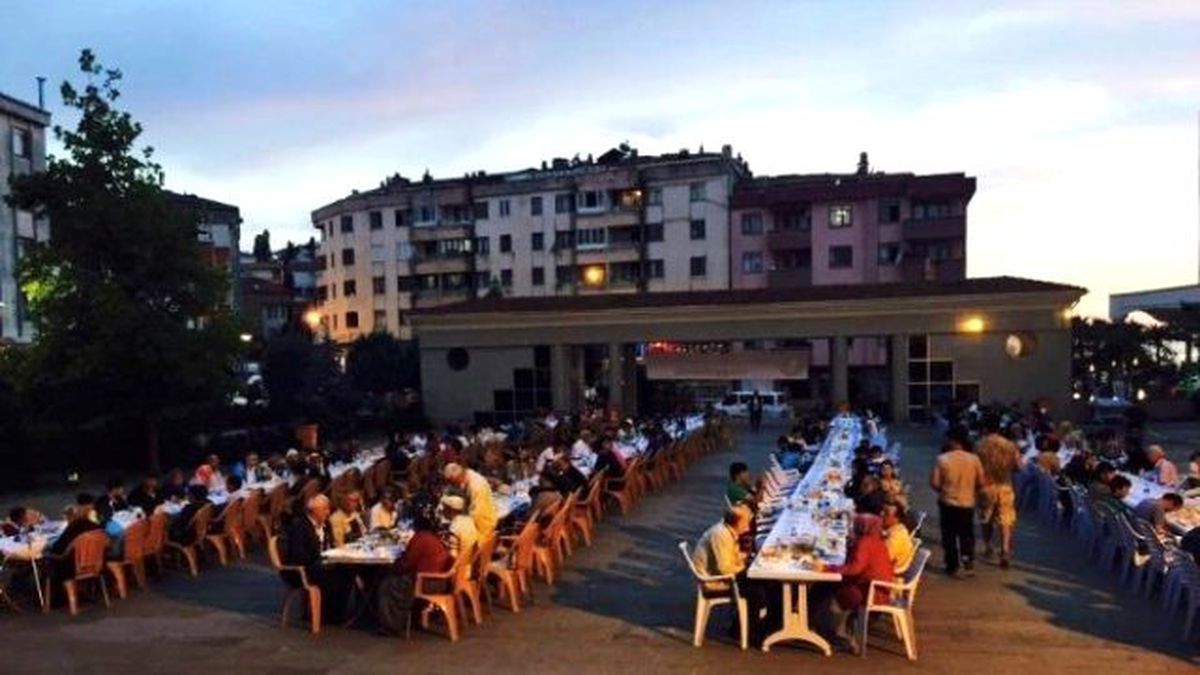 Akçakoca\'da Hayırsever İş Adamları Tarafından Verilen İftar Yemeği Programları Devam Ediyor