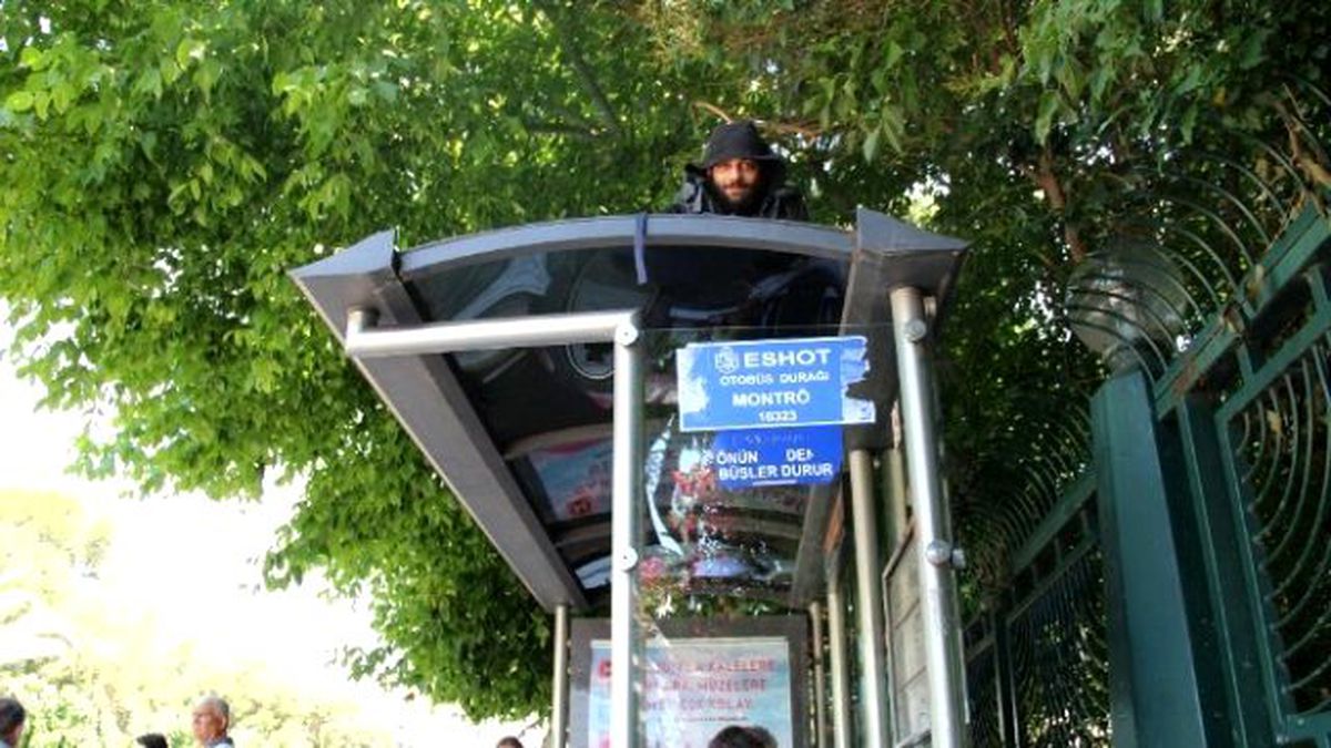 Aşkından 7 Yıldır Otobüs Durağının Tepesinde Yaşıyor