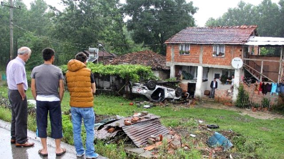 Aynı Evin Önüne Yine Otomobil Uçtu: 2 Yaralı