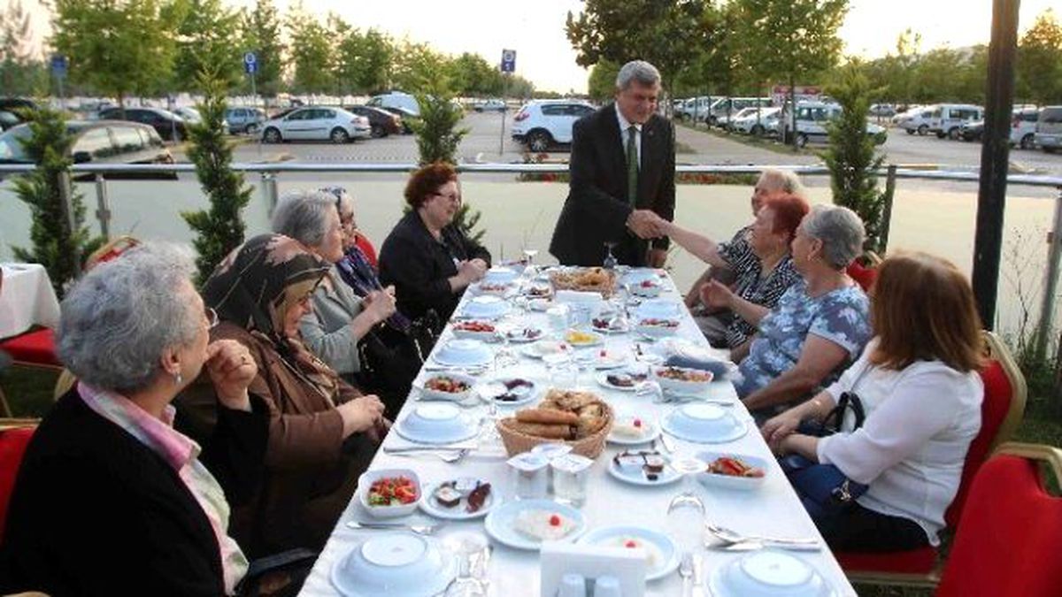 Başkan Karaosmanoğlu Huzurevi Sakinleriyle İftar Yaptı