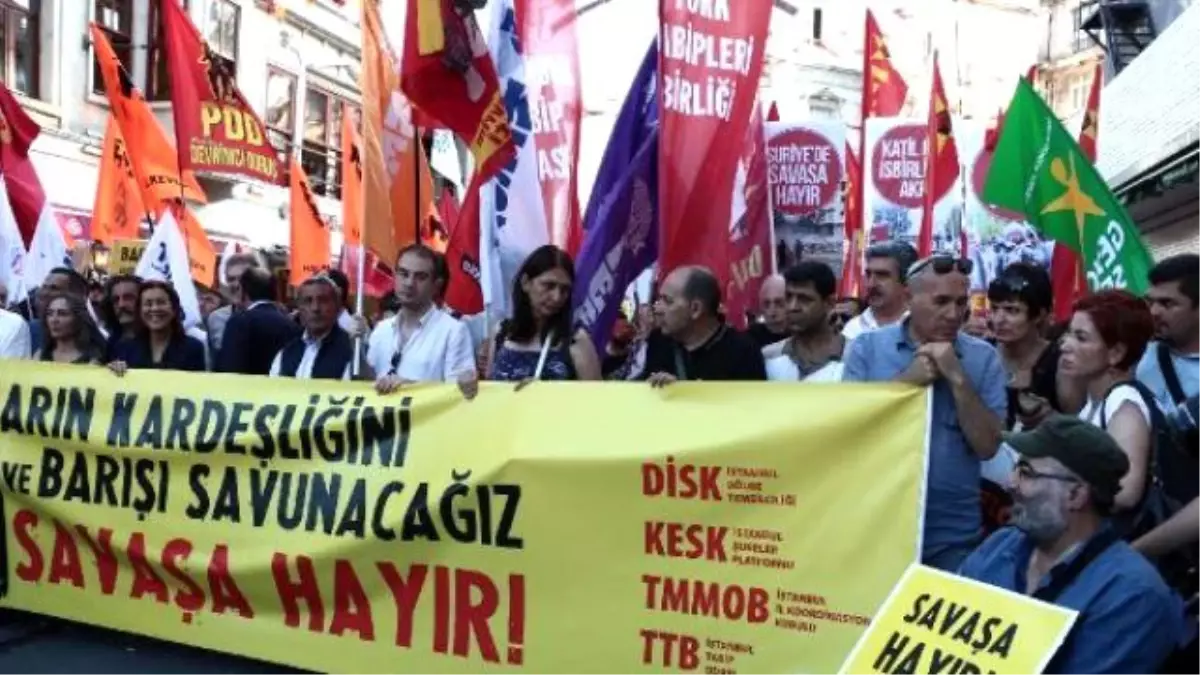 Beyoğlu\'nda "Savaşa Hayır" Yürüyüşü