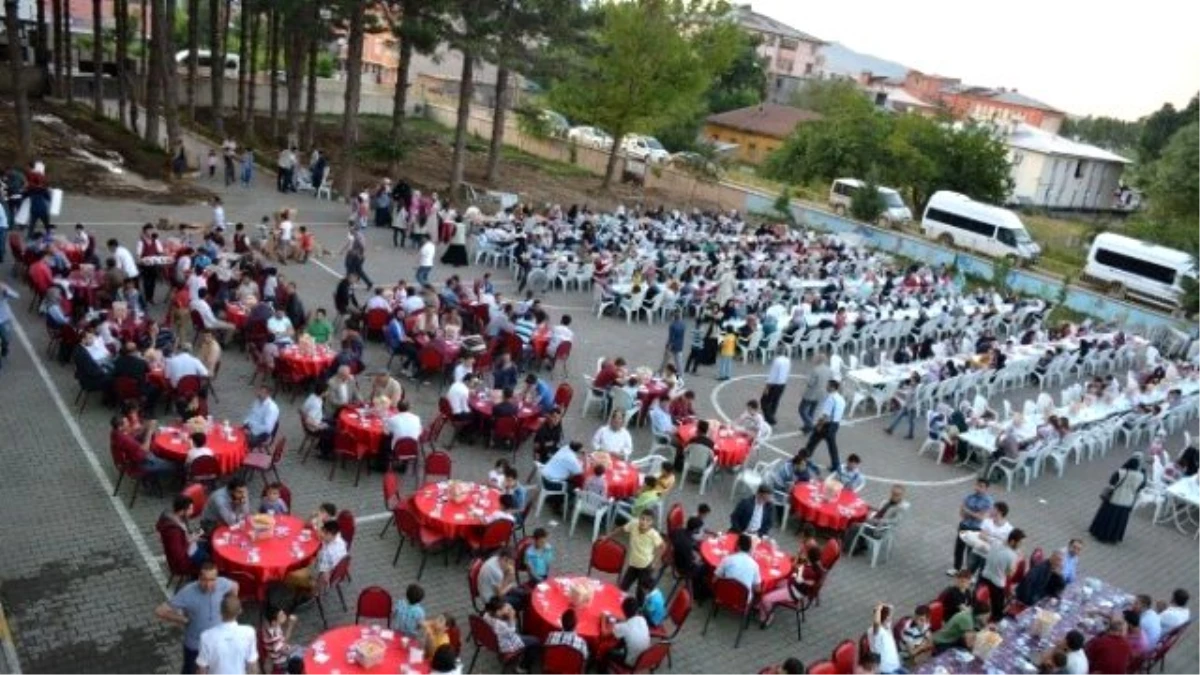 Bitlis İhh\'dan Tatvan\'da Yetim Çocuklara İftar Yemeği