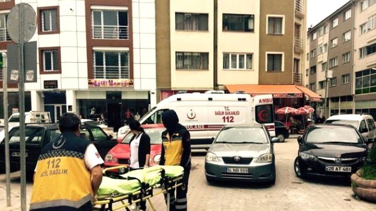 Bolu\'da Hatalı Park Etmiş Araçlar Ambulansa Geçit Vermedi