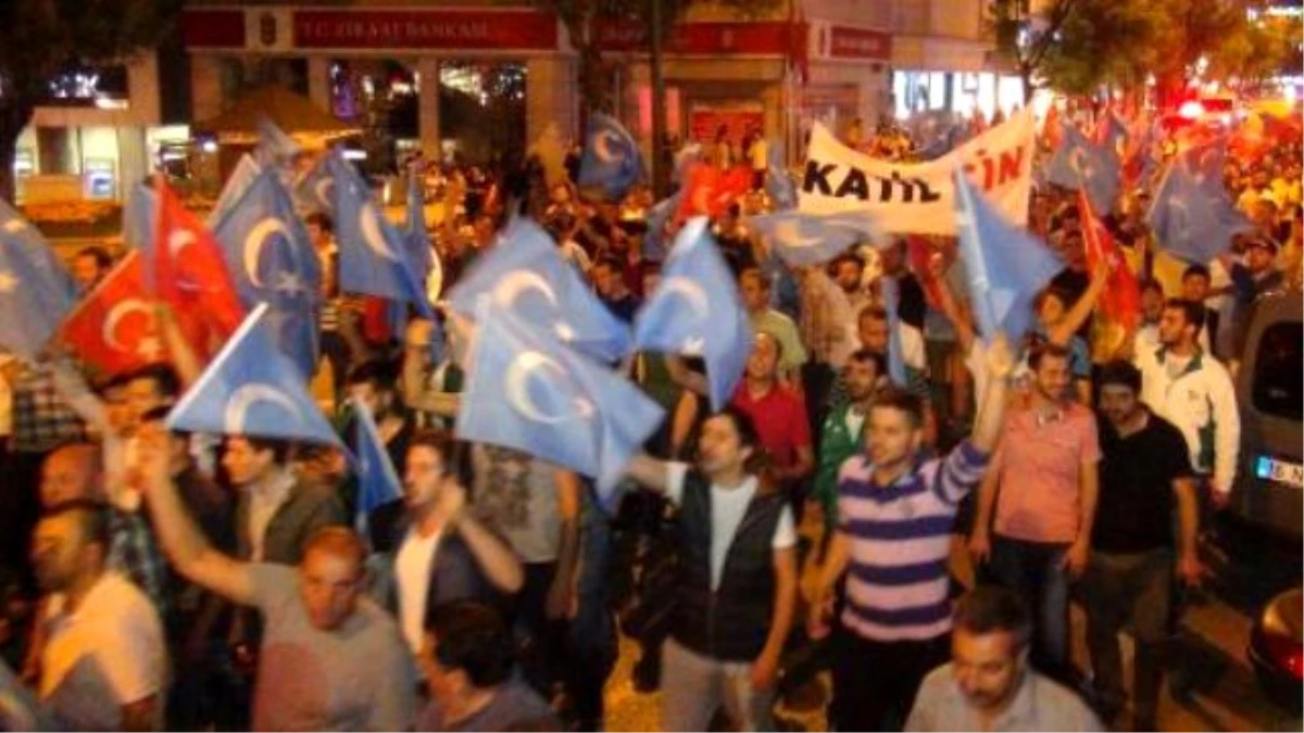 Bursasporlu Taraftarlar Uygur Türkleri İçin Yürüdü