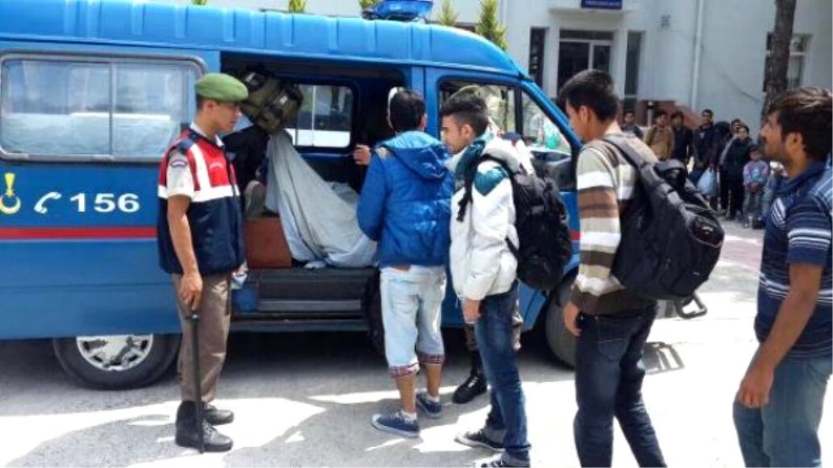 Çanakkale\'de Otobüste 32 Afgan Kaçak