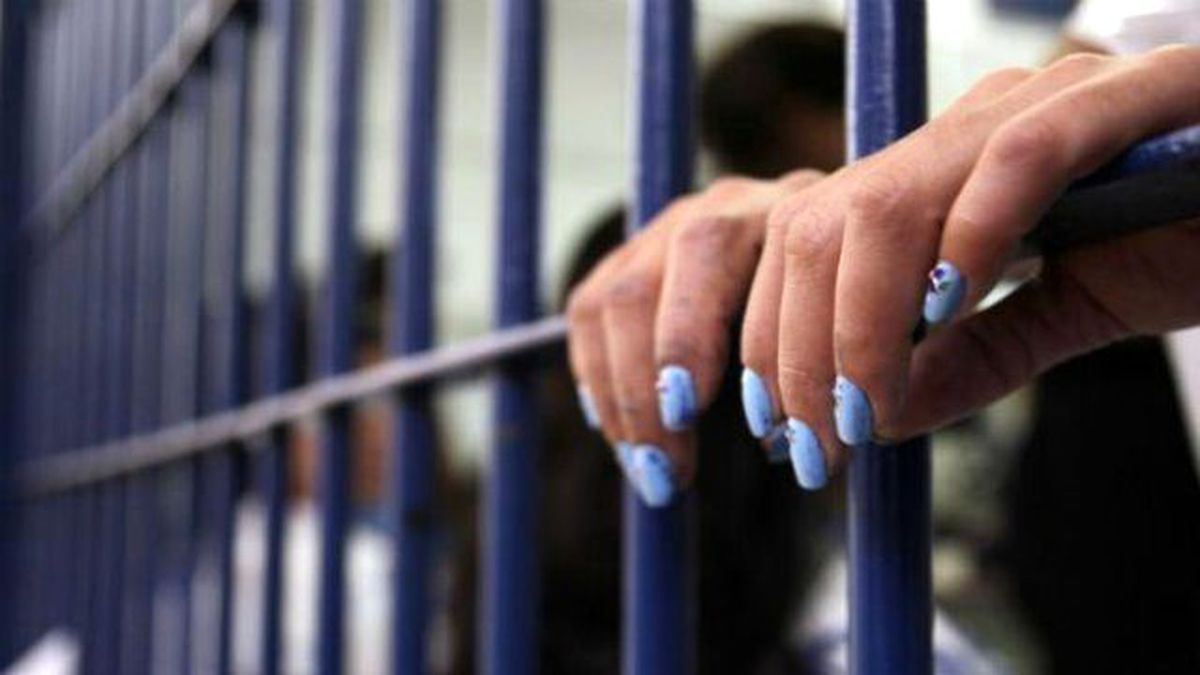 Eşinin Kıyafetlerini Ütülemeyen Kadın Hapse Atıldı