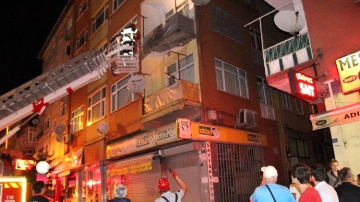 Ereğli\'de Eski Binanın Balkonu Çöktü