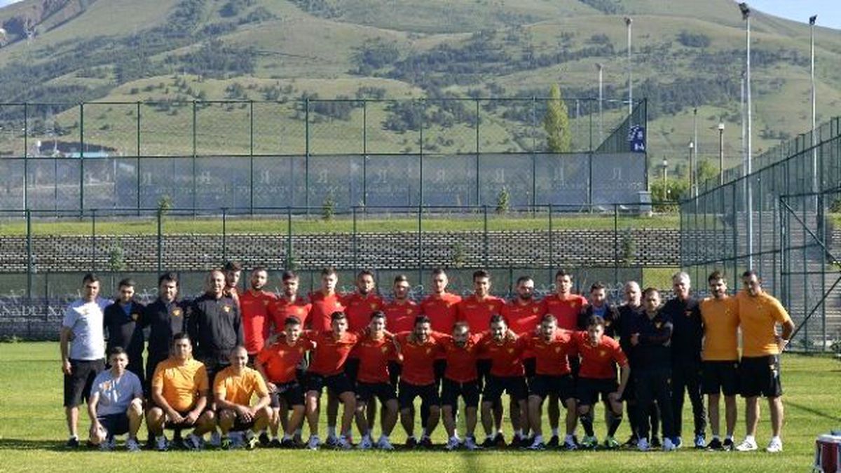 Göztepe Sahaya İndi