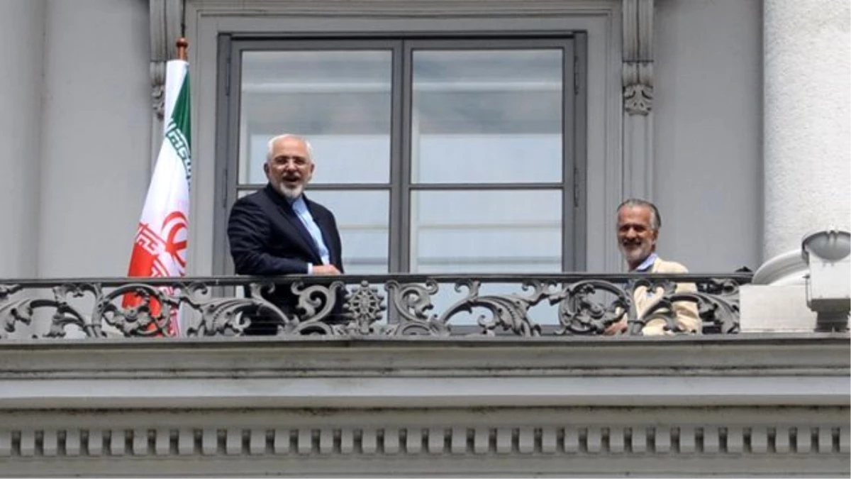 İran Dışişleri Bakanı, Balkondan Seslendi: Umutlu Olmak Zorundayım