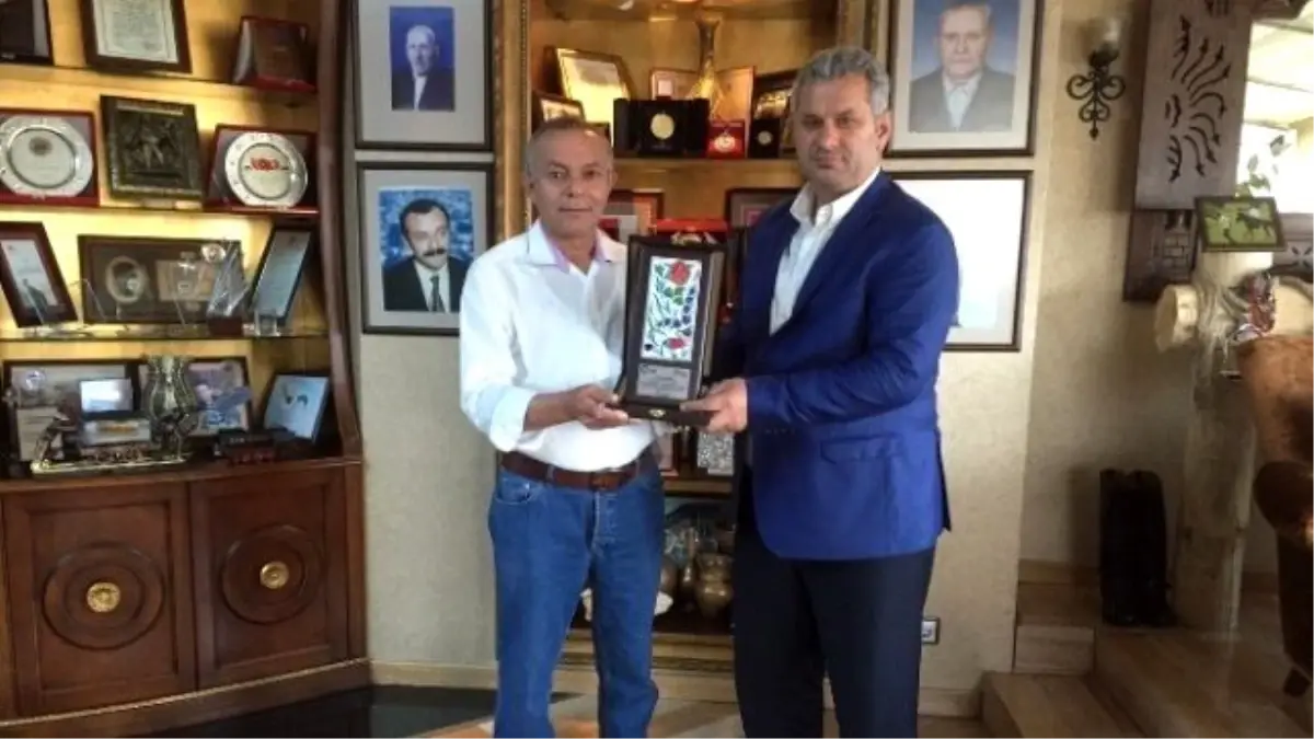 İşadamı Öner Hekim\'e, Giresun Federasyonu\'ndan Plaket