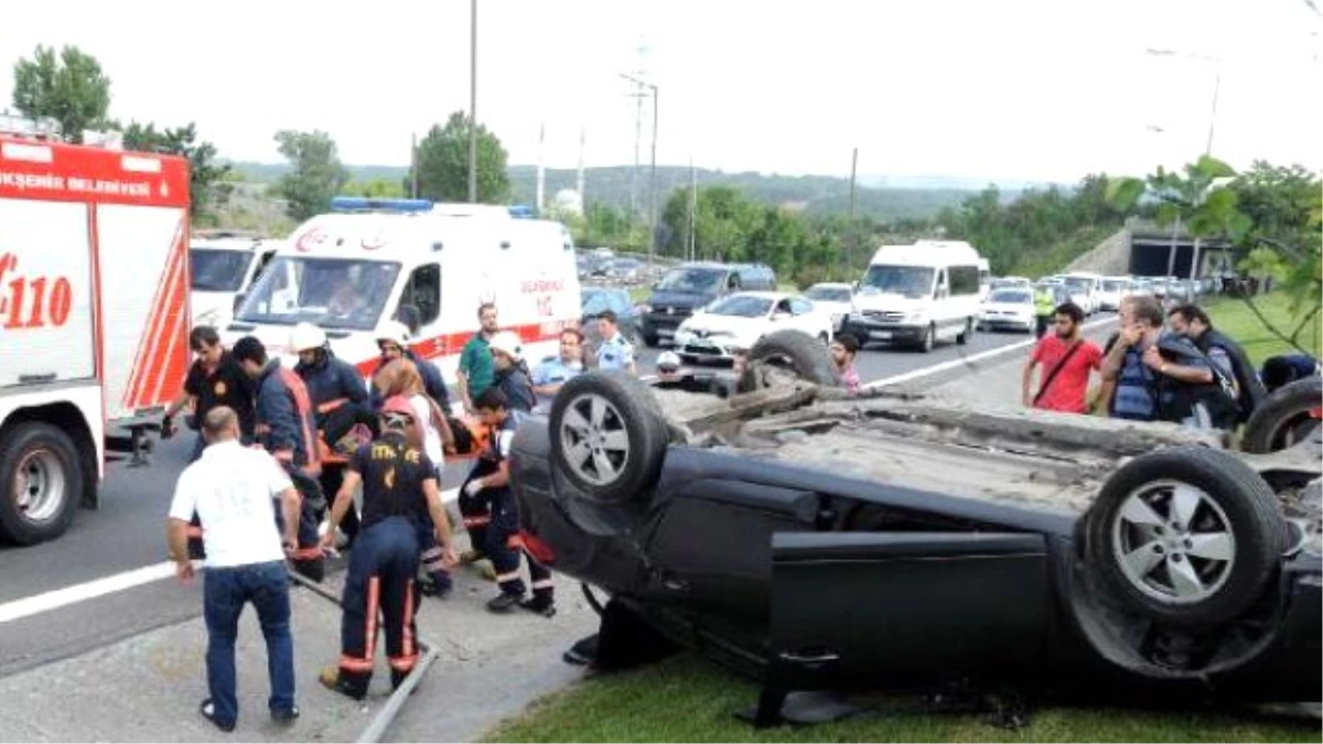 Kağıthane\'de Otomobil Takla Attı, 5 Kişi Yaralandı
