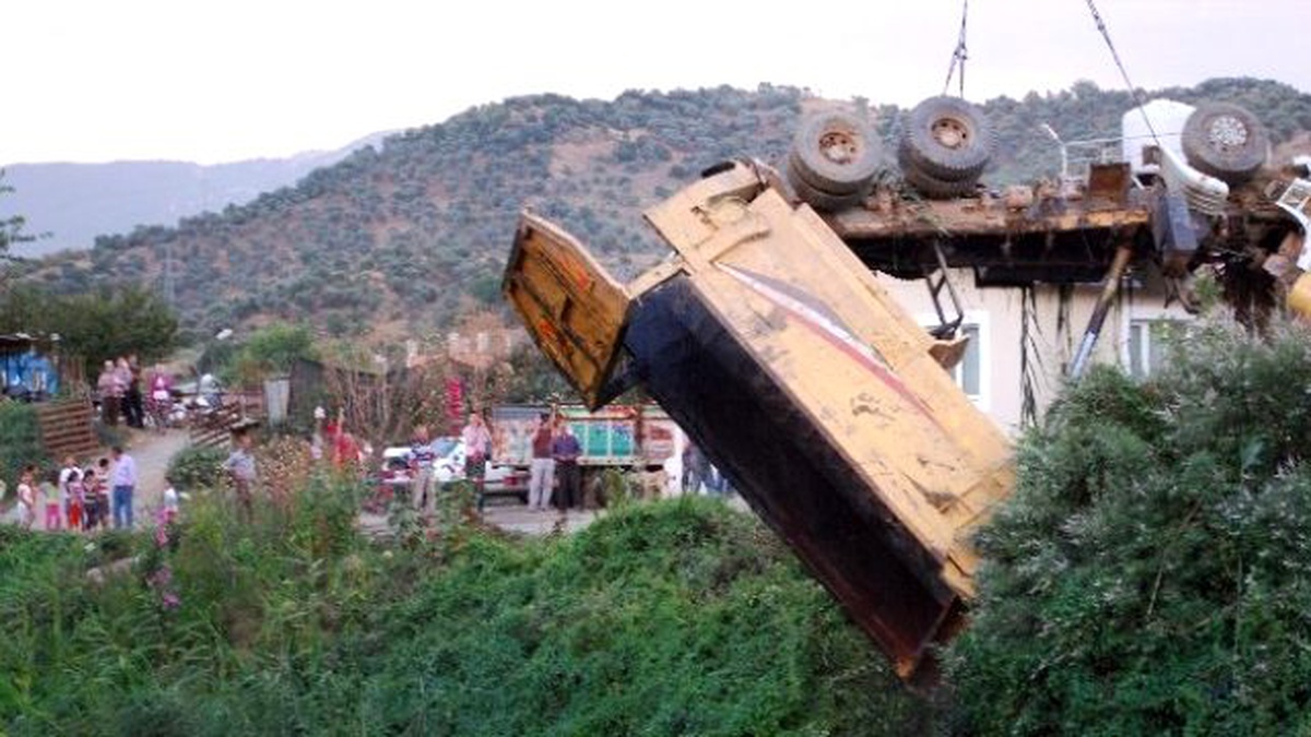 Kanala Uçan Kamyondan Yara Almadan Çıktı