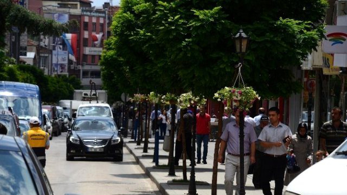 Kırıkkale\'de Sokak Lambaları Rengarenk Çiçek Açtı