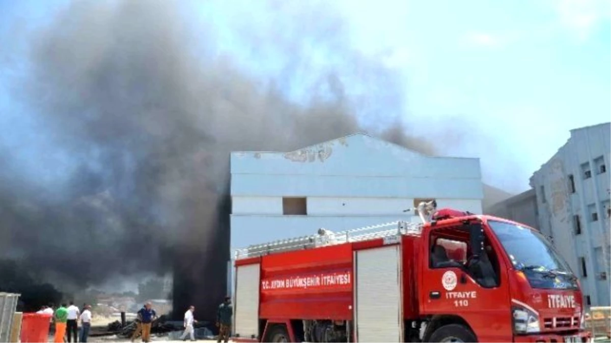 Kuşadası Devlet Hastanesi\'nin Eski Binasında Yangın Çıktı
