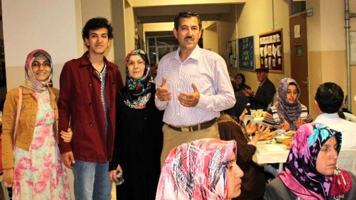 Simav\'da Mahalle Muhtarından İftar