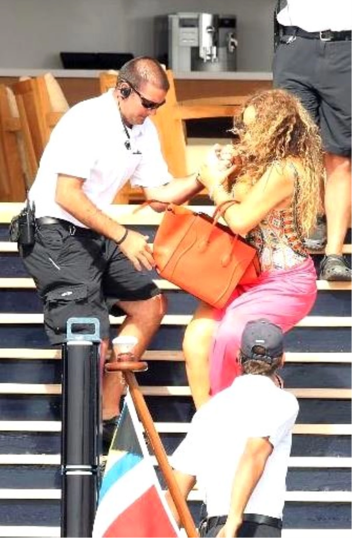 Mariah Carey, Dekolteli Elbisesiyle Merdivende Zor Anlar Yaşadı