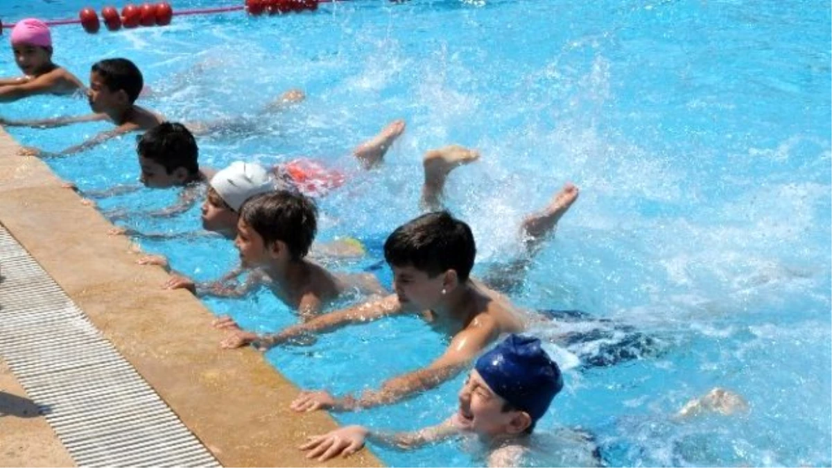 Nazilli Belediyesi Yüzme Kursları Devam Ediyor