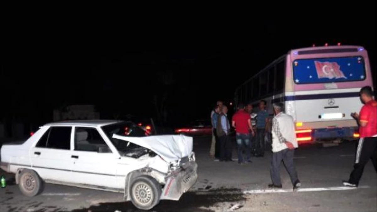 Karaman\'da Otomobil, Otobüsle Çarpıştı: 4 Yaralı