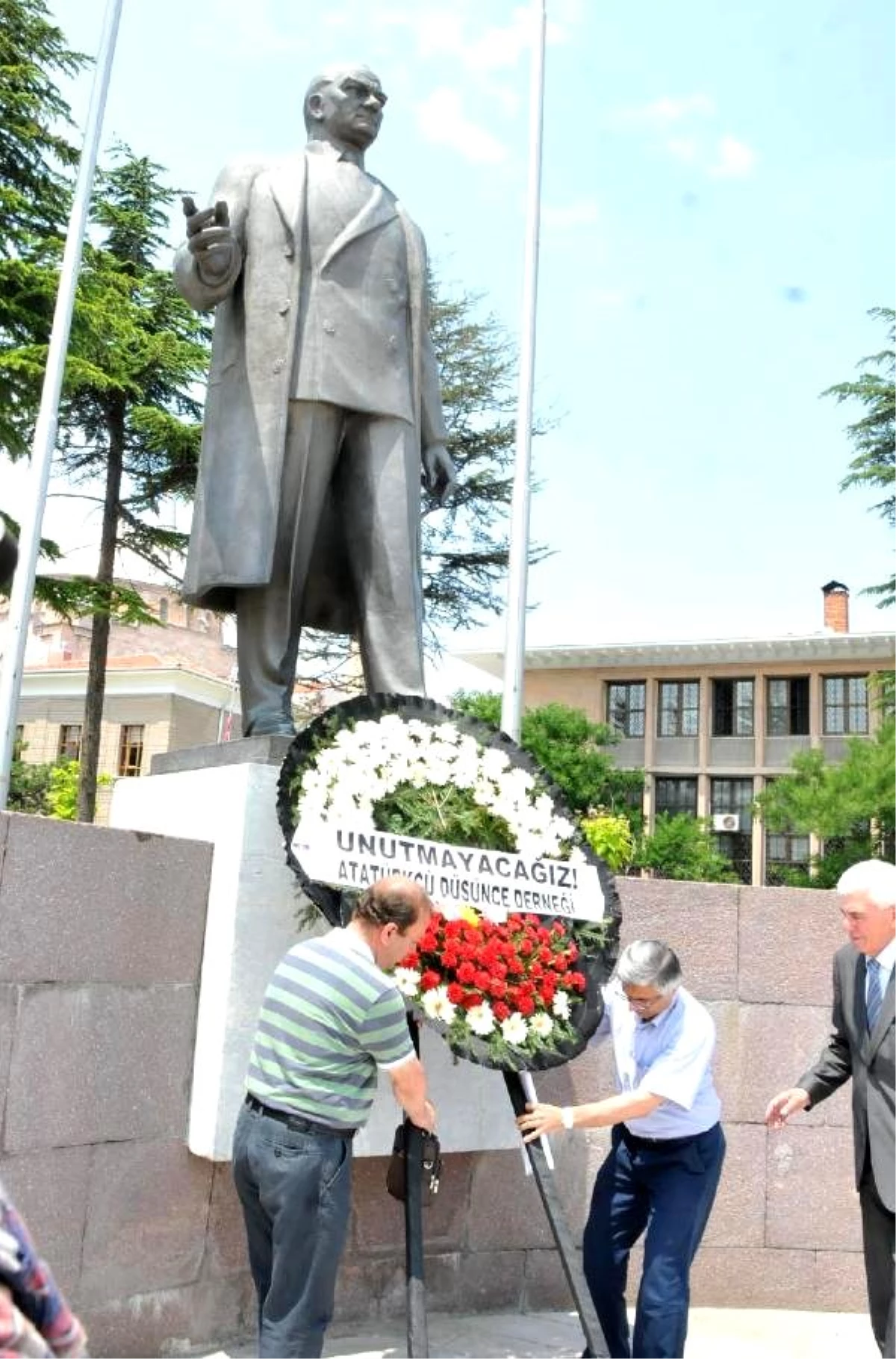 Sivas\'ta Ölenler Anısına Saygı Duruşunda Bulundular