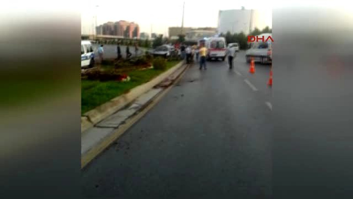 Sürücünün Kontrolünden Çıkan Araç Aydınlatma Direğine Çarptı : 3 Yaralı