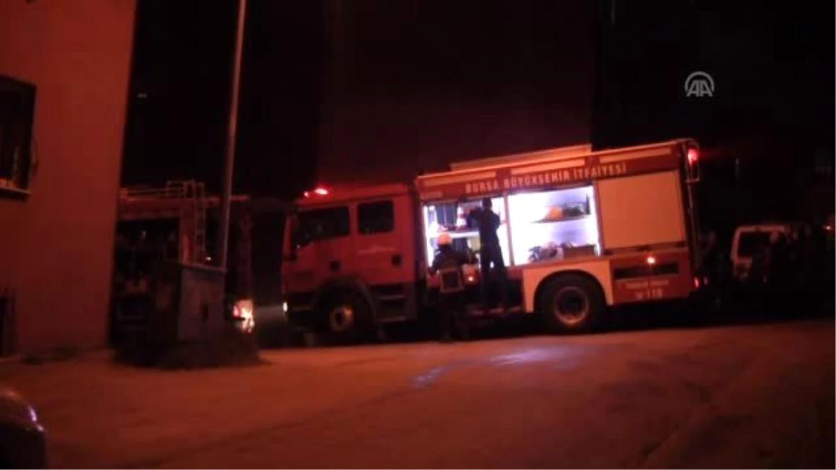 Bursa\'da Yangında Mahsur Kalan Suriyeli Aileyi İtfaiye Kurtardı