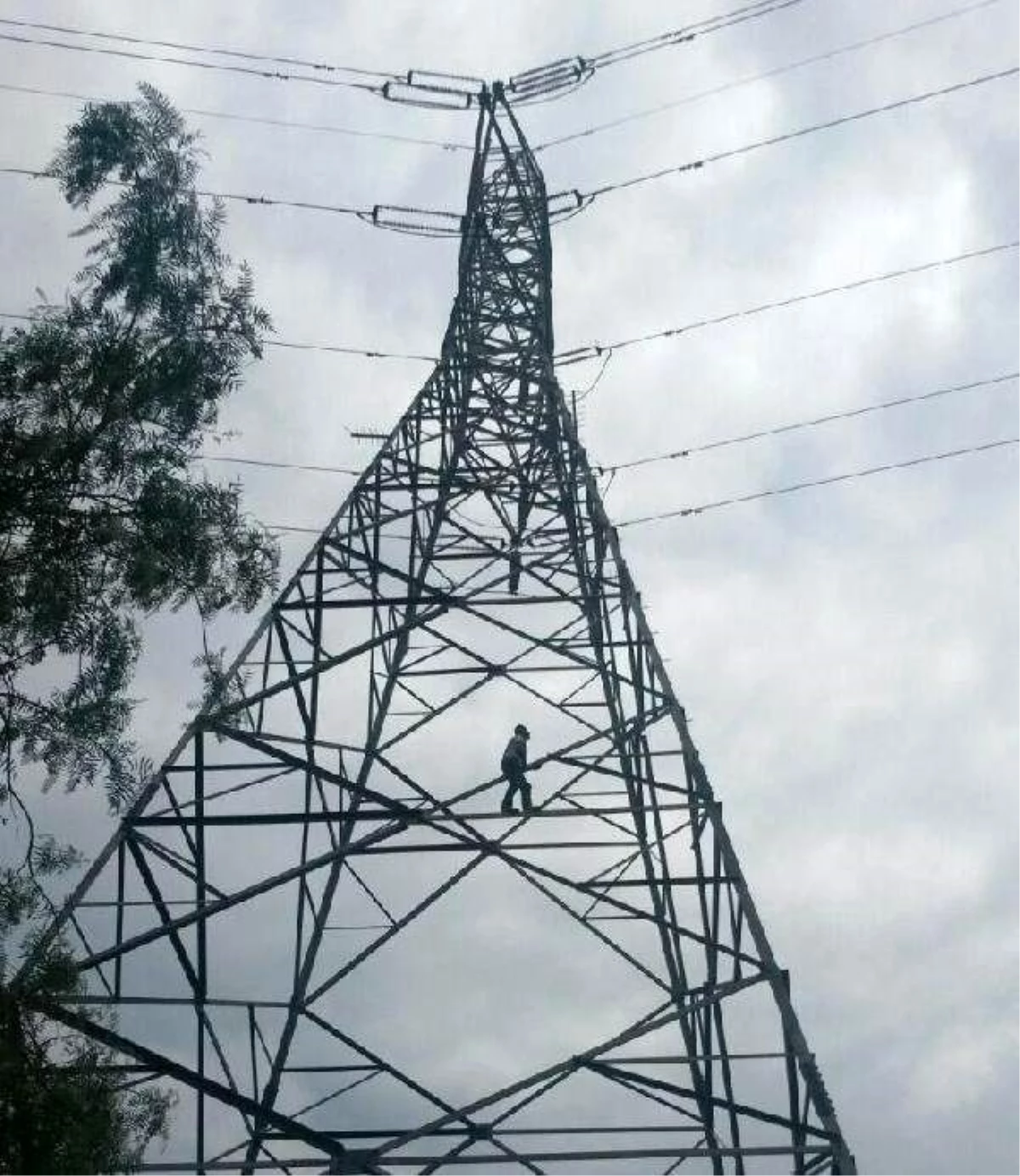 Yüksek Gerilim Hattında İntihar Girişimi Alsancak\'ı Elektriksiz Bıraktı