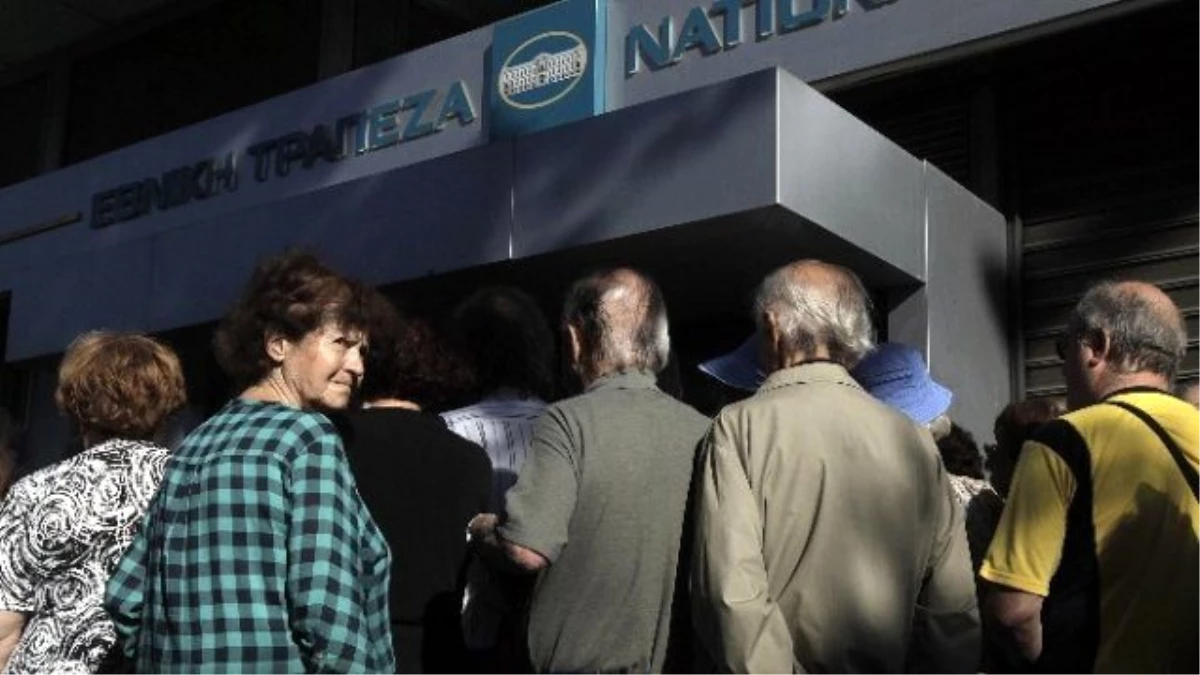 Yunanistan\'da Emekliler Bir Kez Daha Bankalara Akın Etti