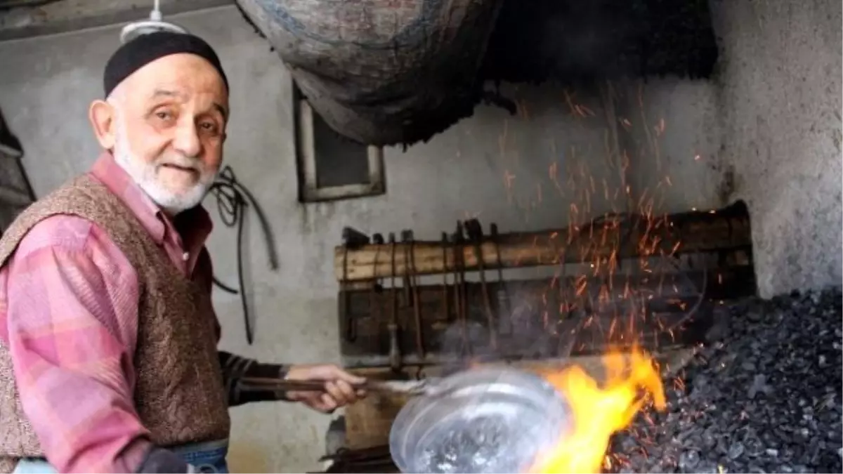 Kütahya\'da Ateşin Başında Orucunu 64 Yıldır Hiç Aksatmadan Tutuyor