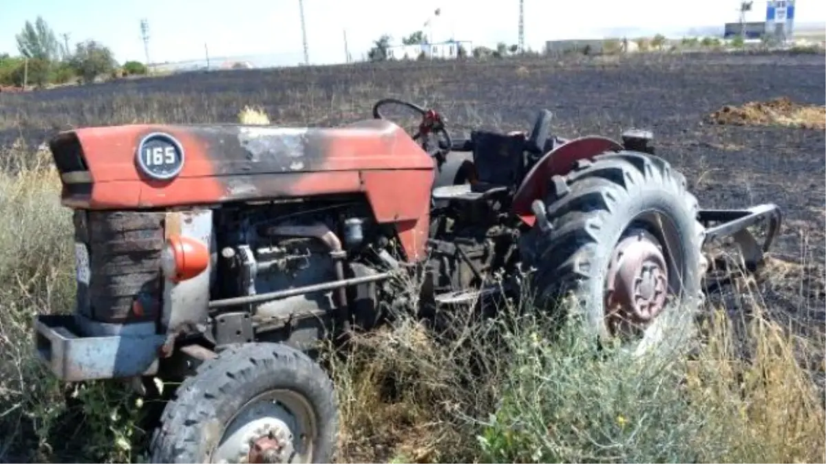 Anız Yakarken Traktörünü, Çevredeki Tarlaları Yaktı, Ağır Yaralandı