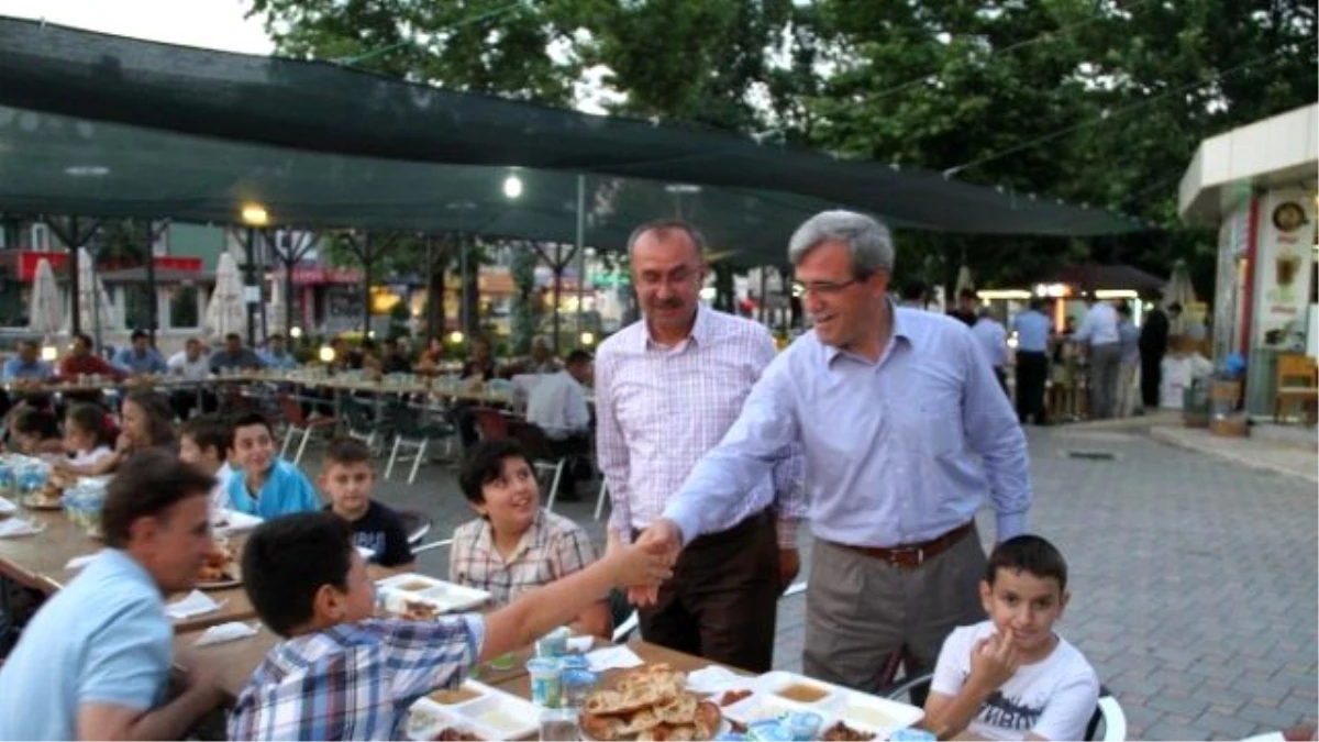 Başkan Akcan Yetim Çocuklarla İftar Açtı