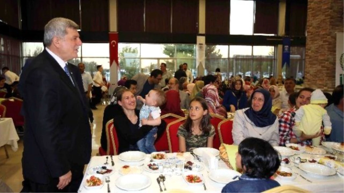 Başkan Karaosmanoğlu Dünya Yetimler Günü İftarına Katıldı