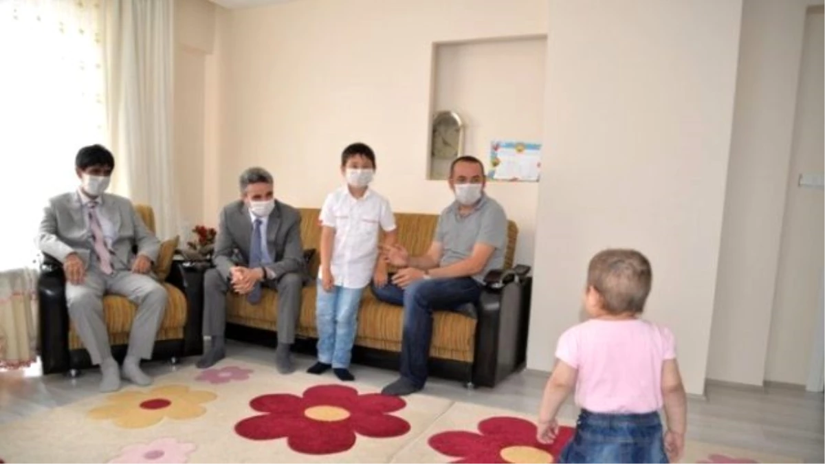 Bolu Valisi Kemik İliği Hastası Minik Zeynep\'i Evinde Ziyaret Etti