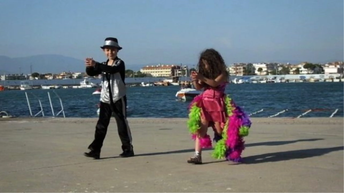 Burhaniye\'de Küçük Dansçılara Büyük Alkış