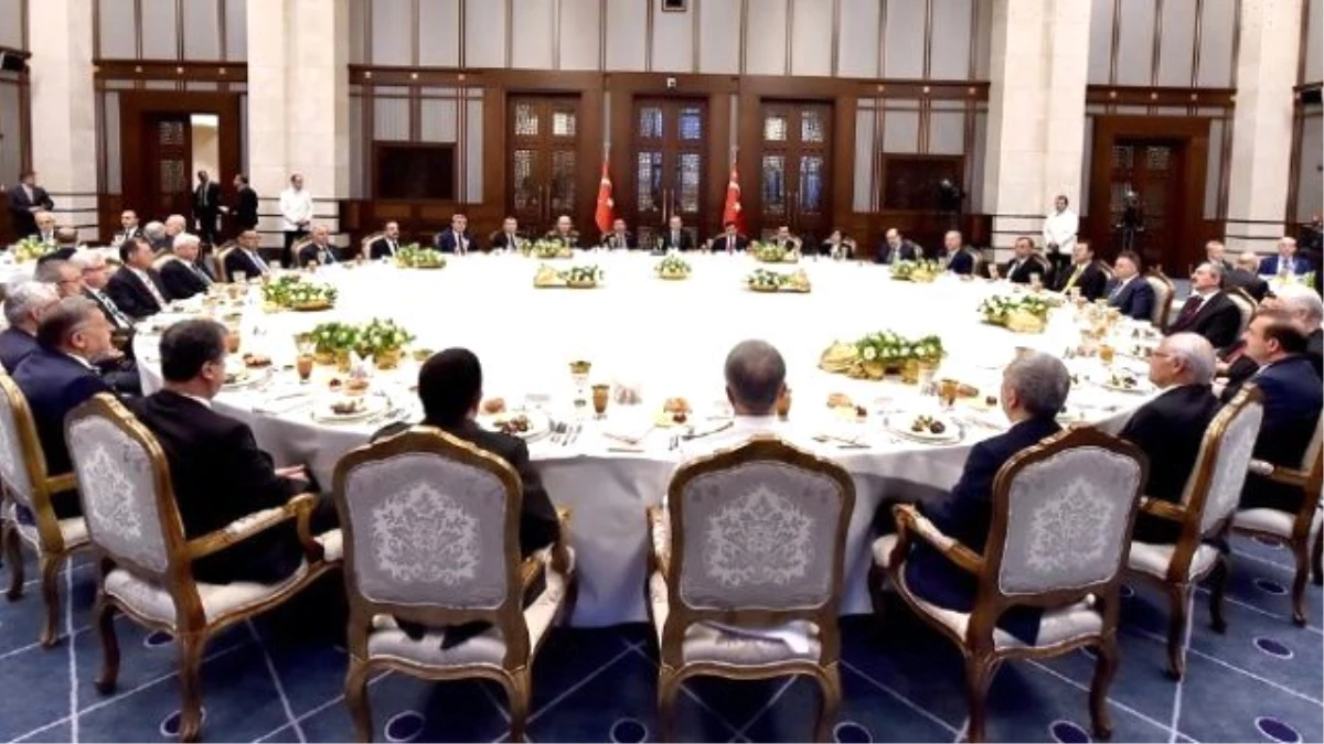 Cumhurbaşkanı Erdoğan, Yasama, Yürütme ve Yargı Organlarının Başkanlarıyla İftarda Bir Araya Geldi