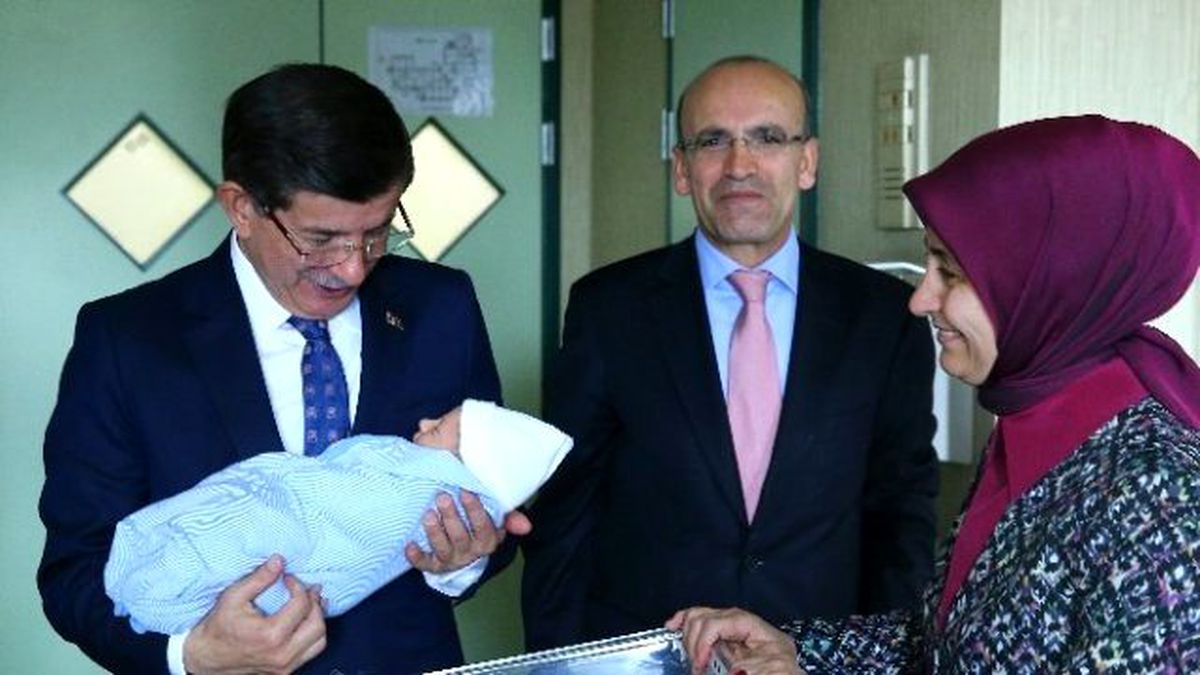 Davutoğlu, 3. Çocuğu Olan Bakan Şimşek\'i Ziyaret Etti