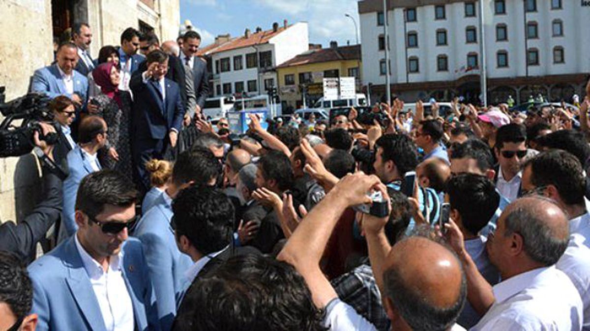 Davutoğlu: Kelebekler, Bize Tezekkürü, Tefekkürü Öğretir