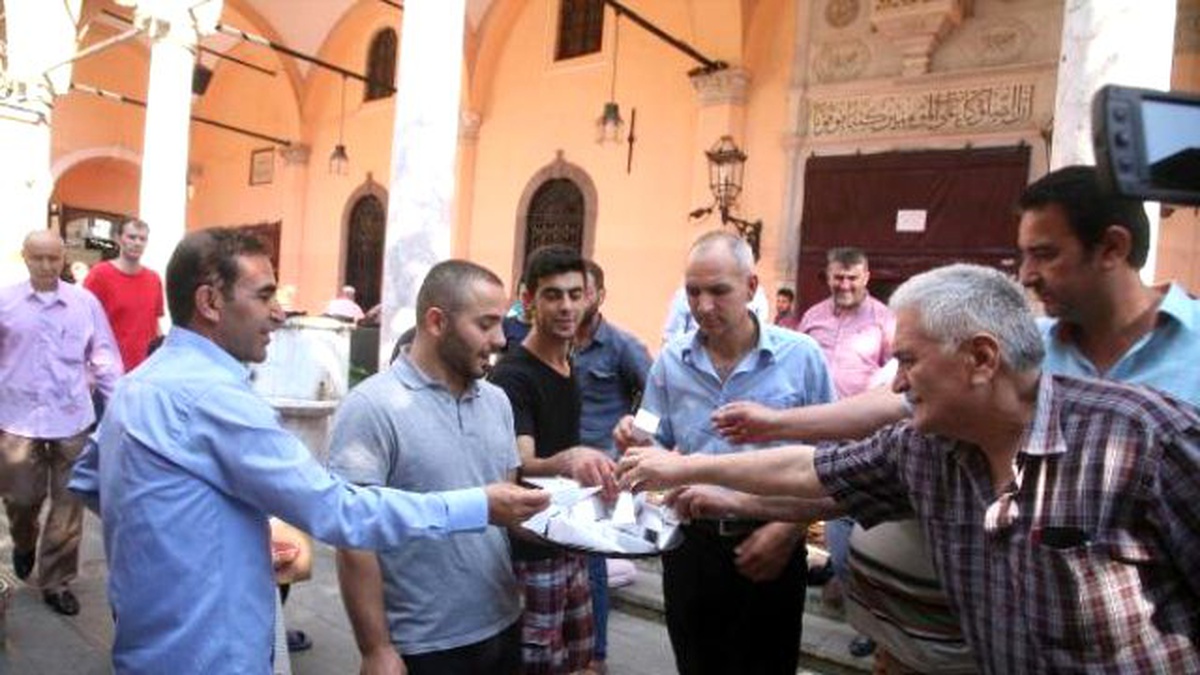 Demirel\'in Mevlidinde Gül Lokumu Dağıtıldı