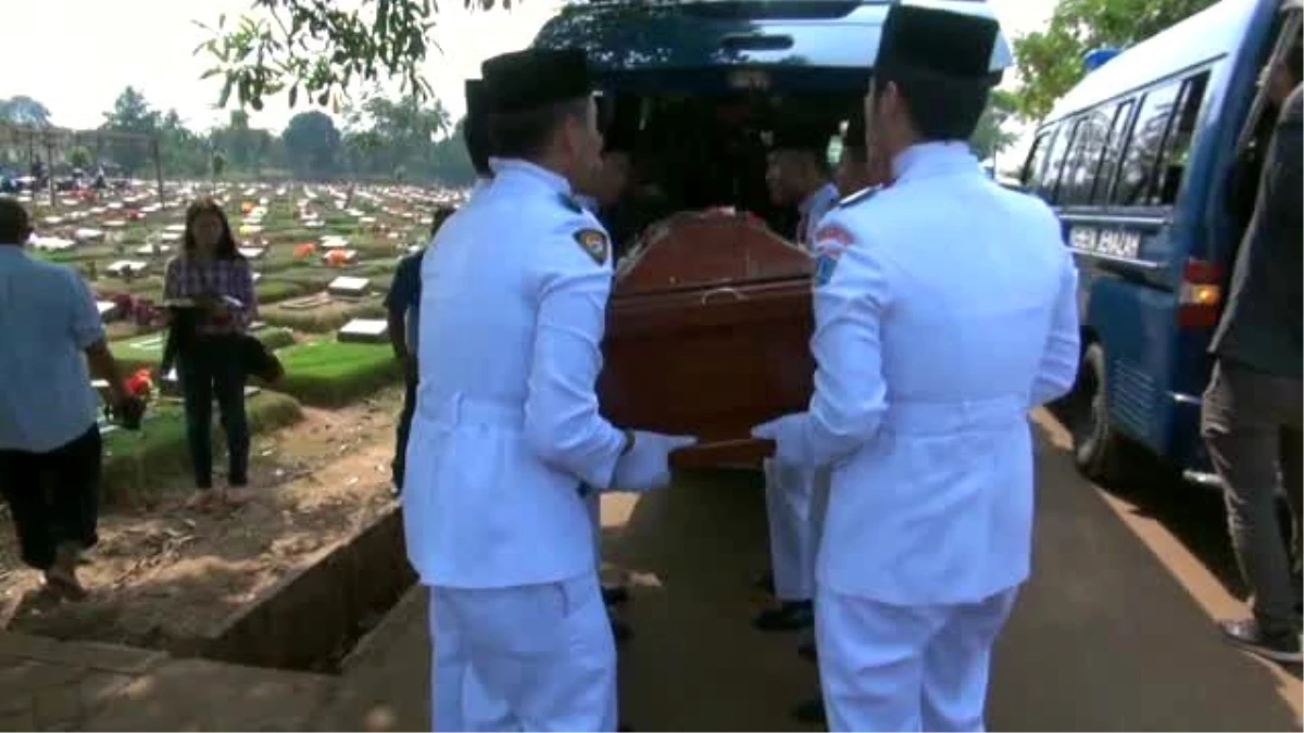 Endonezya\'da Düşen Askeri Uçak - Askeri Uçaklarla 90 Cenaze Getirildi