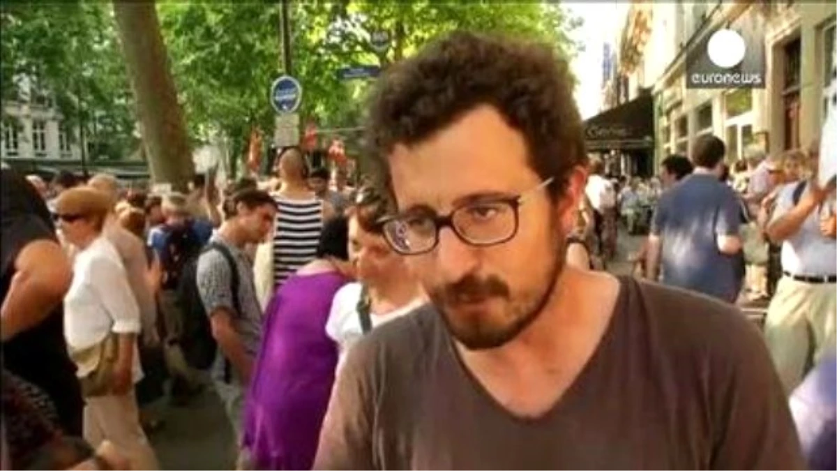 Fransa Sokaklarından Yunanistan\'a "Hayır" Desteği