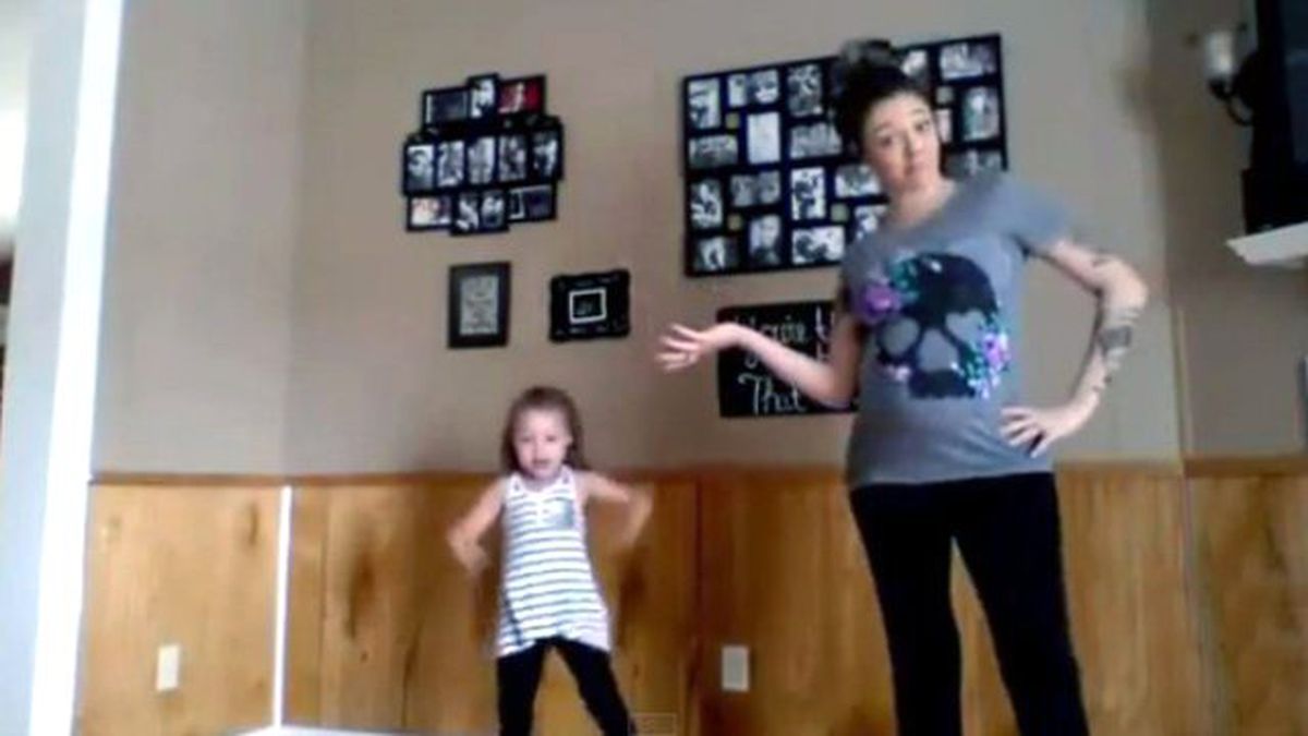 Hamile Annesine Egzersiz Yaptıran Kız Sosyal Medyayı Salladı