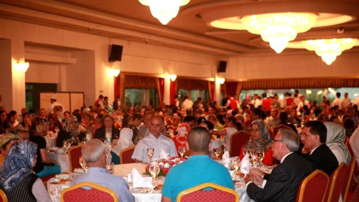 Hatay\'da Huzurevi Sakinleri ve Çocuklara İftar