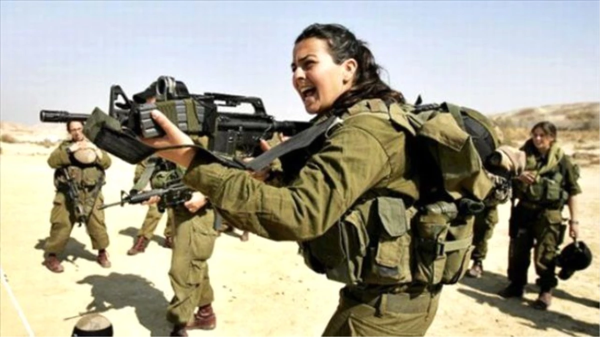 İsrail Askerleri Gazeteciyi Çıplak Fotoğrafladı
