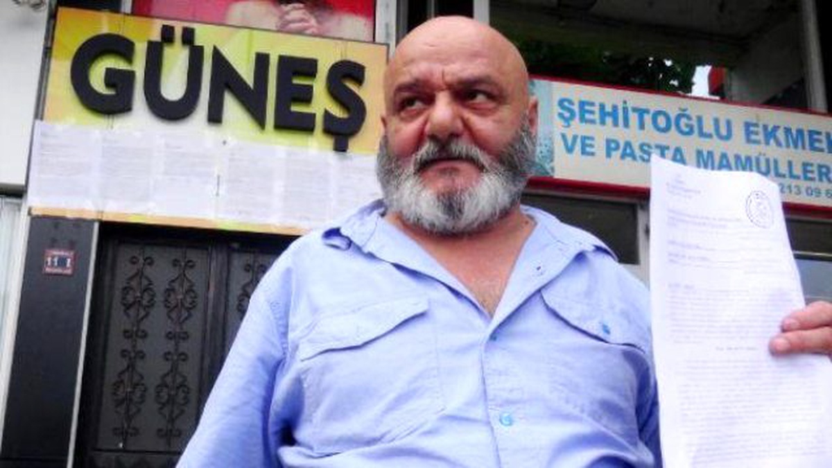 Kapatılan İçkili Restoranın Duvarına Mahkeme Kararını Asıp Belediyeyi Protesto Etti